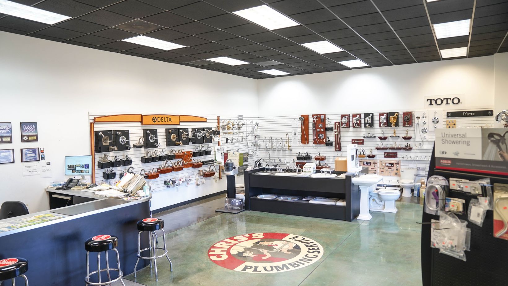 plumbing showroom with sinks, fixtures, and bathroom installation options